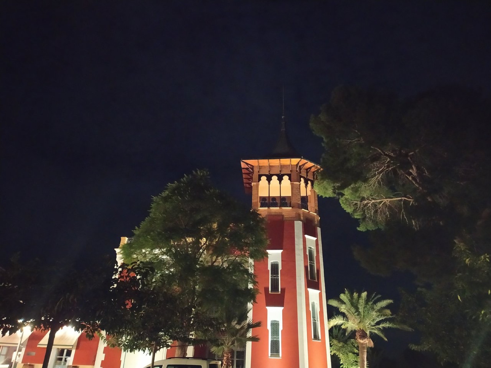 Edificio modernista de La Torreta de Beltrí iluminado por la noche