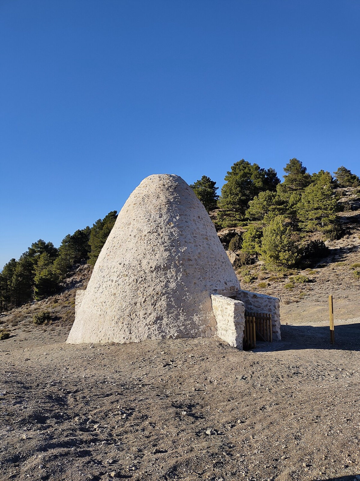 Pozo de nieve restaurado en Sierra Espuña