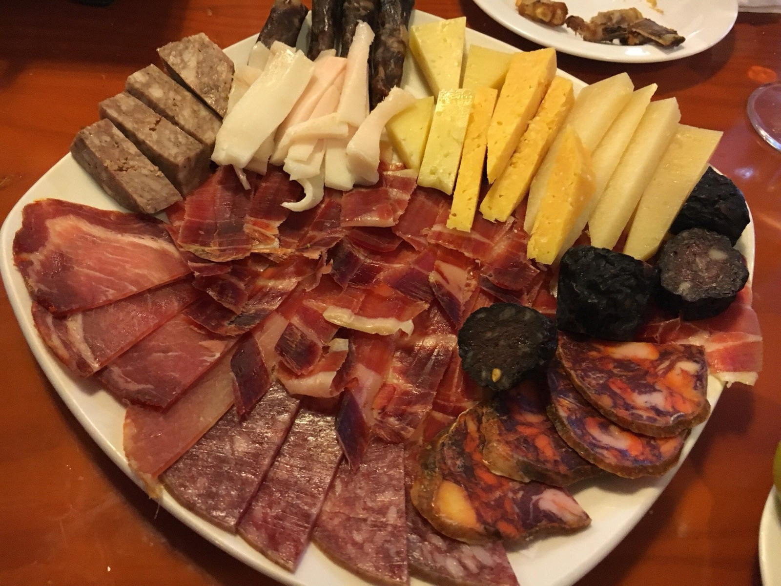 Tabla de embutidos, quesos y tapas tradicionales de Tasca Pacuco