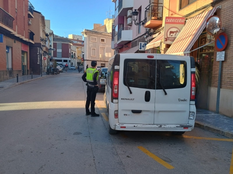 La Policía Local va a incrementar la vigilancia y sanción a vehículos que estacionan en la calzada para que se bajen usuarios, obstaculizando las vías y dificultando el tráfico urbano