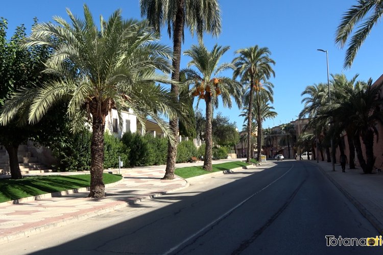 El Ayuntamiento de Totana apuesta por el césped artificial para ahorrar gastos y mejorar la imagen de la Avenida de Lorca