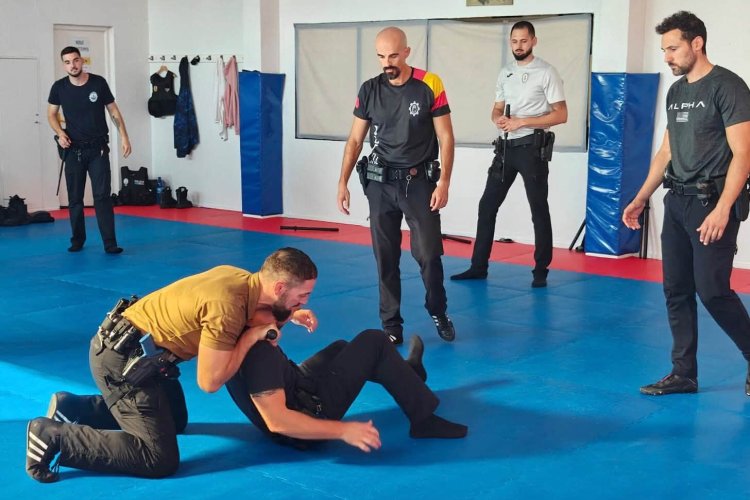 Catorce agentes de policía local de Totana se forman en el manejo del Bastón Extensible