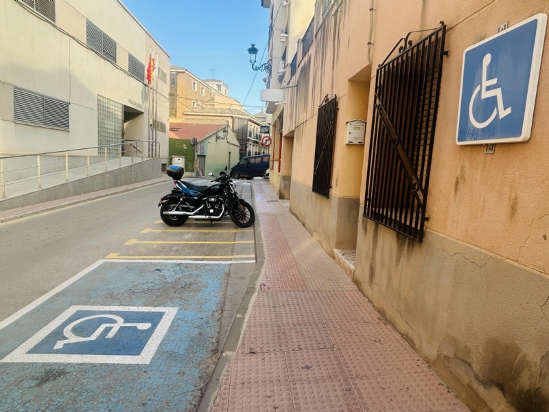 La Policía Local mantiene la campaña de vigilancia de los estacionamientos indebidos, preservando las zonas de carga y descarga, salida de vehículos y aparcamientos para discapacitados, entre otros