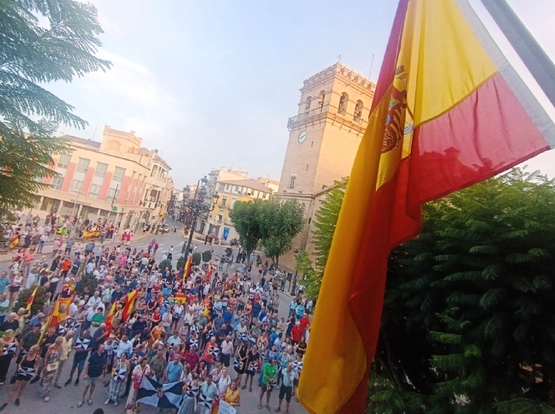 Varios centenares de vecinos de Totana muestran su apoyo y cariño al pueblo de Ceuta en una exitosa concentración de solidaridad con los residentes de la ciudad autónoma