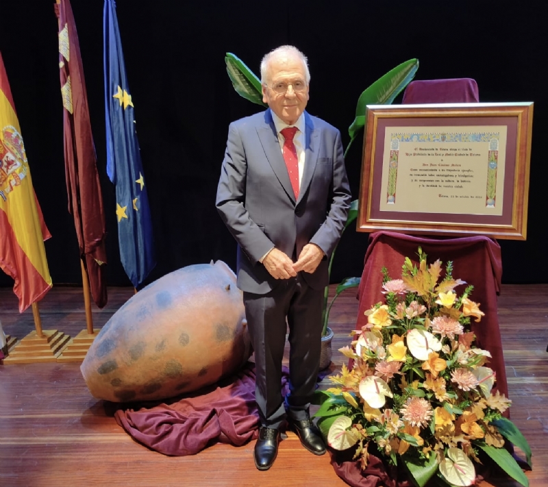 El profesor e historiador Juan Cánovas Mulero recibe el título de Hijo Predilecto de la Leal y Noble Ciudad de Totana en el transcurso de un solemne acto celebrado en el Teatro Ginés Rosa