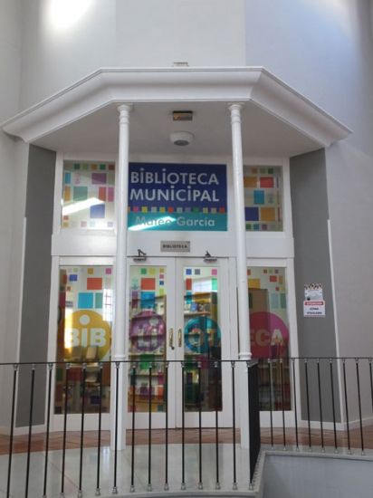 Entrada de la Biblioteca Municipal de Totana